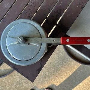 VINTAGE UNIVERSAL PRESSURE COOKER W/ORIGINAL INSTRUCTION BOOKLET IN EUC